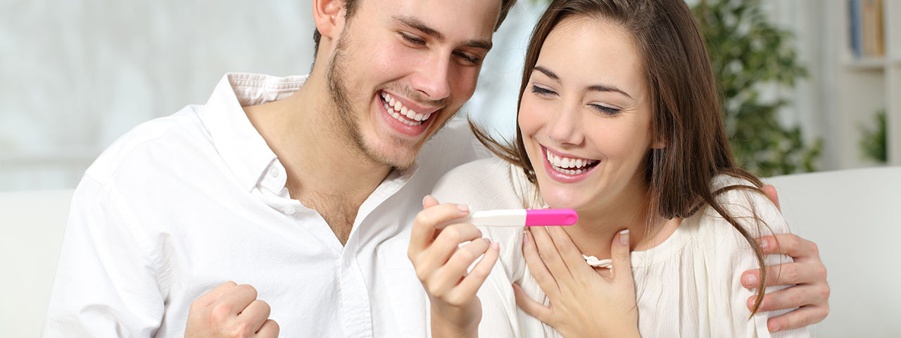 cosinuss-fertility-einzelbild-happy-excited-couple-making-positive-pregnancy-test-and-celebrating_360410639 couple checking pregnancy test