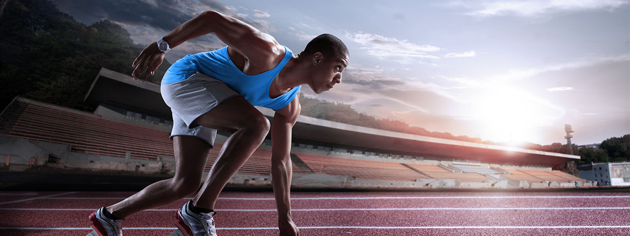 cosinuss-fitness-performance-sport-sprinter-leaving-starting-blocks-on-the-running-track_single_422100022 sprinter leaving starting block