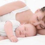 Fieberndes Kind mit Mutter