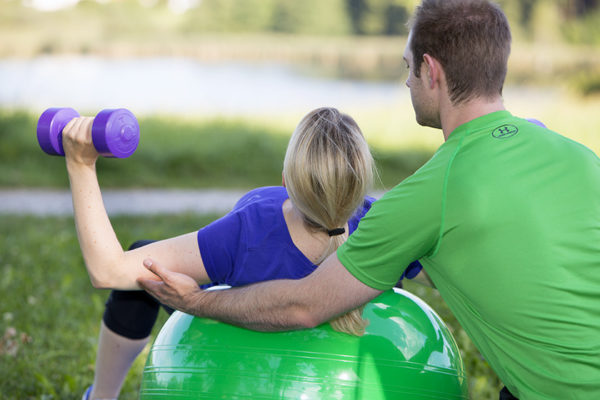 The trainer corrects the athlet's posture