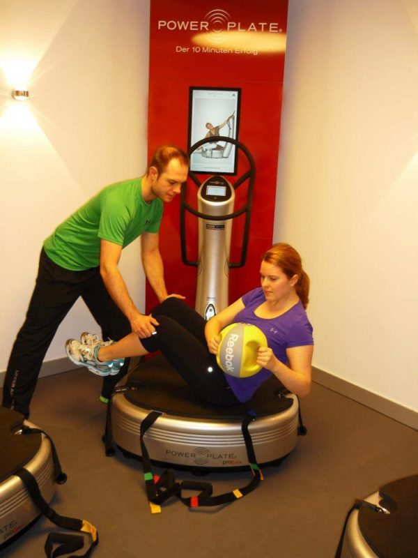 Cosinuss_Personal-Training_powerplate3_0 exercise on the Power Plate