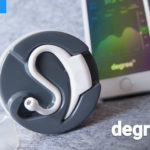 Das degree Ohr-thermometer in der Ladebox mit Smartphone App im Hintergrund