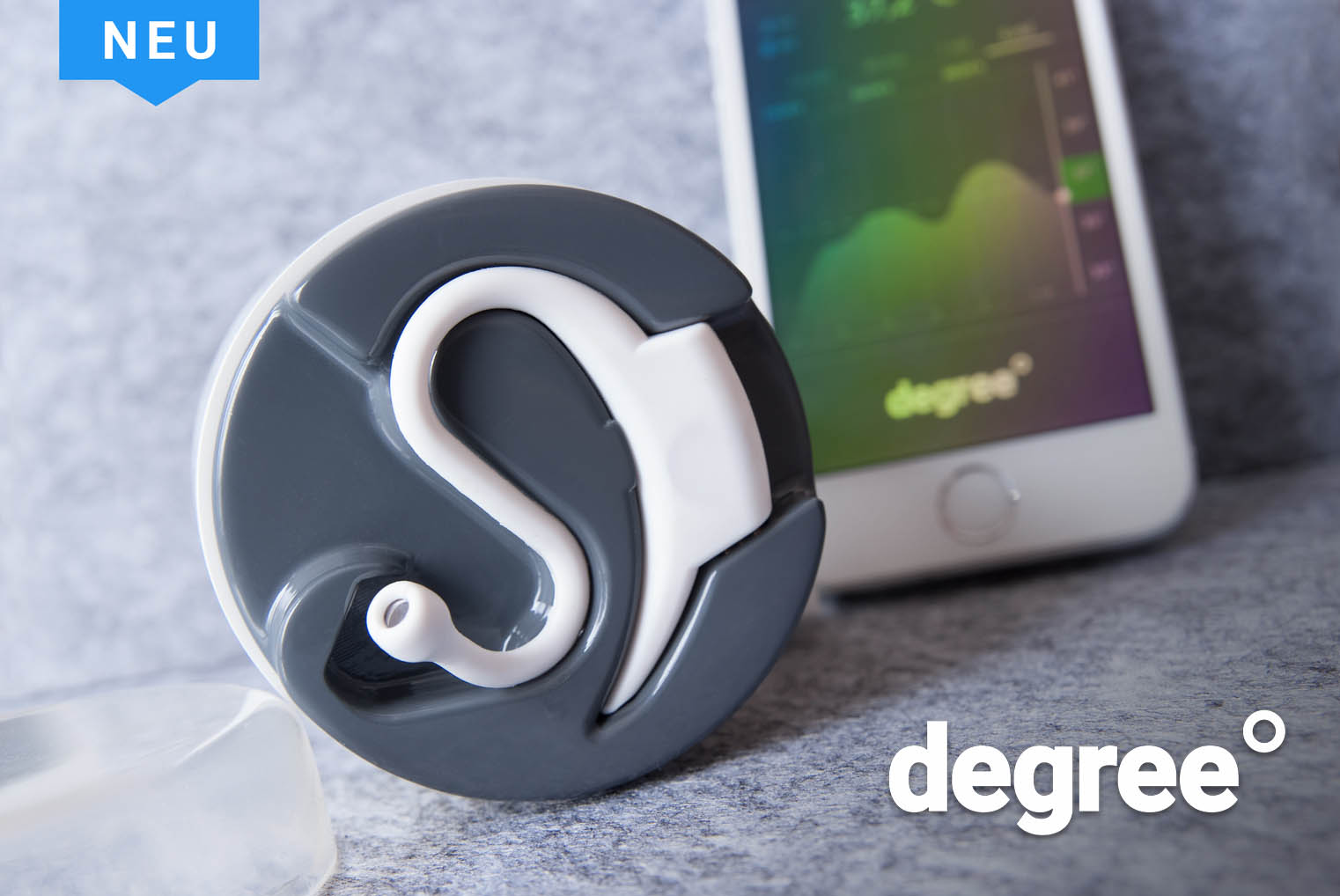 cosinuss-degree-SAT1_wie_genial_ist_das_denn-ear-thermometer-app_logo Das degree Ohr-thermometer in der Ladebox mit Smartphone App im Hintergrund