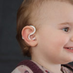 Das Kinderthermometer sitzt angenehm und sicher im Kinderohr.
