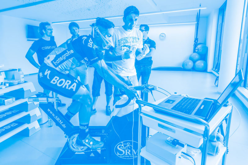 cosinuss_lab_app-roadbike_monitoring_vital_signs-Bora-AA8_2893 Bora team roadbike proffesionals during performance monitoring in heights
