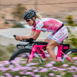 Die cosinuss° Athletin Anja Ippach, unsere Profi Triathletin ganz in pink beim Training auf Ihrem Rennrad