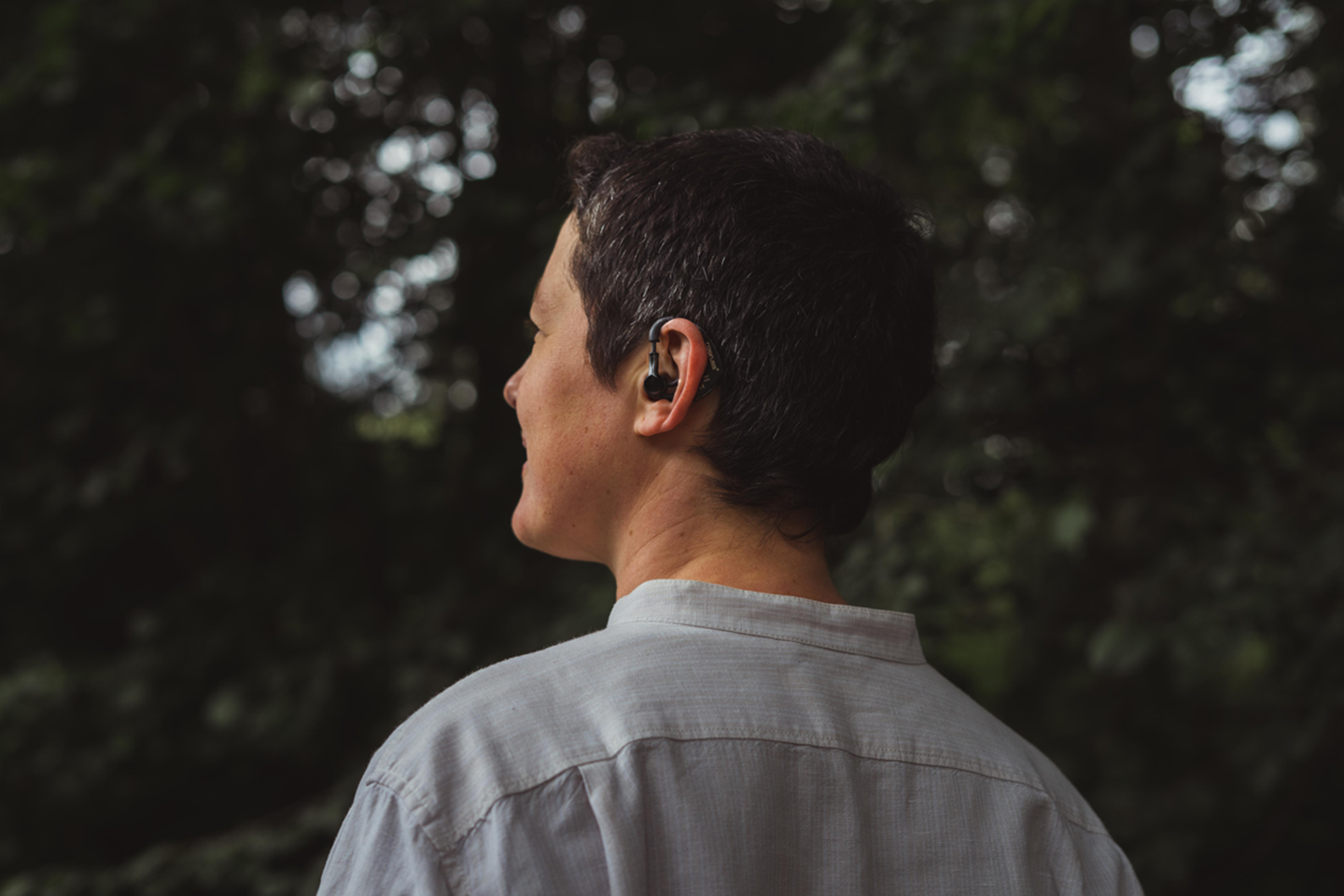 Der Im-Ohr-Sensor der Cosinuss GmbH kann wie ein Hörgerät im Ohr befestigt werden, misst kontinuierlich verschiedene Vitalparameter und wird im Projekt »MOND« durch die Komponente der EEG-Erfassung erweitert.