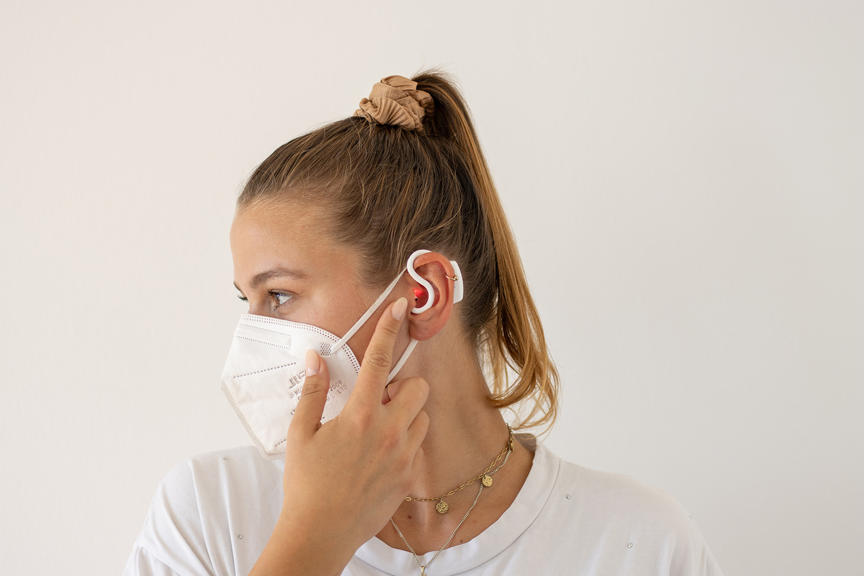 COS-Medica2021-2645-1@0,25x woman with c-med° alpha In-ear sensor