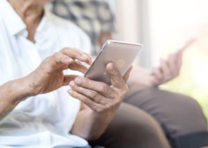 alte Leute nutzen Smartphones