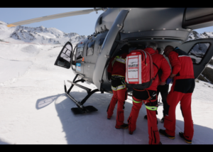 Eine Person wird von Rettungskräften in einen Helikopter gehoben.
