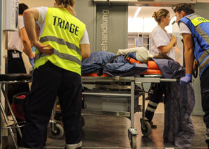 Verletzte Person liegt in der Notaufnahme und wird medizinisch versorgt.