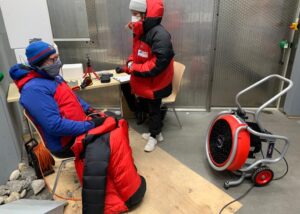 Menschen in einer Kältekammer, verbunden mit Kabeln zur Überwachung.