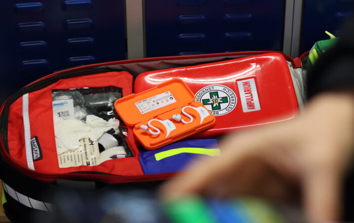 c-med° alpha Doppelladebox mit beiden Sensoren, platziert auf einem Rettungskoffer.