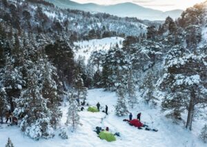 Zelte aufgebaut in Schnee Landschaft in den Bergen.