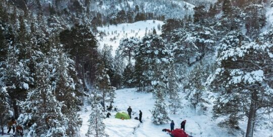 Zelte aufgebaut in Schnee Landschaft in den Bergen.