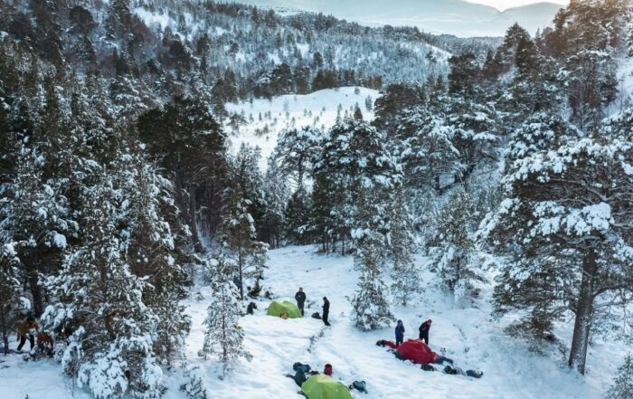 Zelte aufgebaut in Schnee Landschaft in den Bergen.